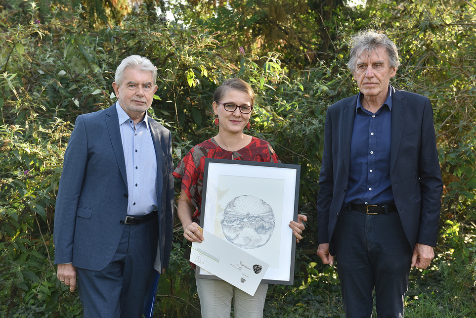 Év Tájépítésze Díj 2020 – Balról jobbra: Schuchmann Péter zsűritag, Eplényi Anna, a MÉSZ különdíjának nyertese, Golda János (MÉSZ)