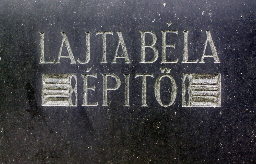Lajta Béla névfelirata a Salgótarjáni úti temető egy sírboltján. Fotó: Építészfórum