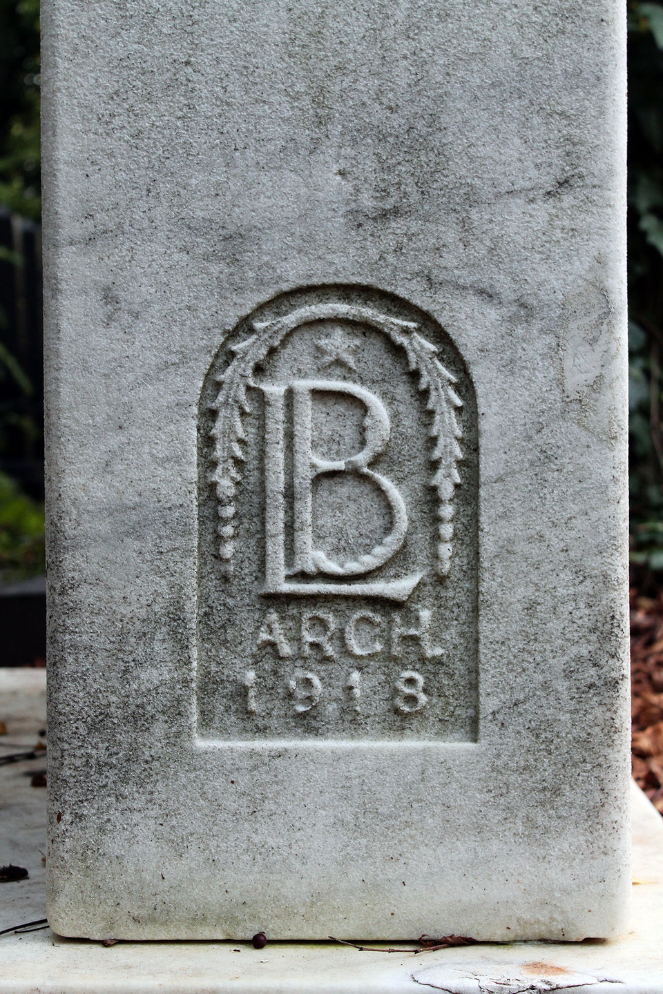 Lajta Béla névfelirata a Salgótarjáni úti temető egy sírkövén. Fotó: Építészfórum