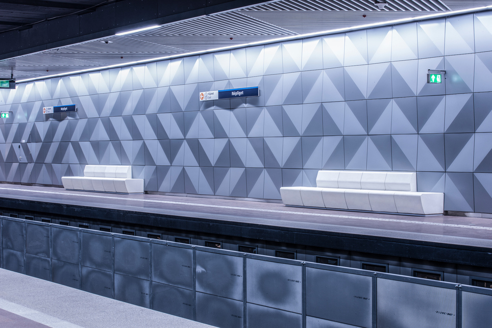 A megújult M3 metró beton bútorai – tervező: VPI Beton – fotó: Bohus Réka