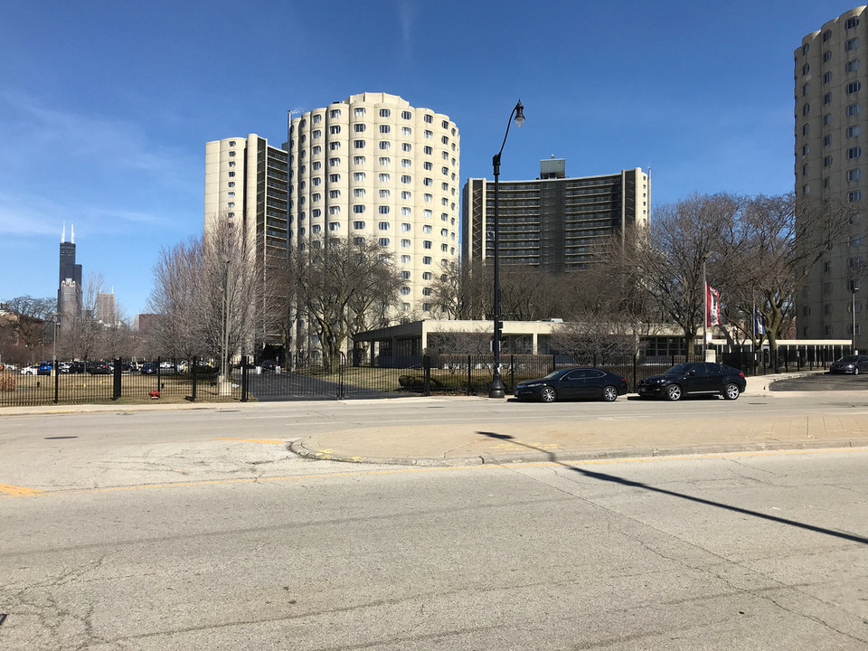 Hilliard Homes (1966): Bertrand Goldberg tervezte szociális, illetve megfizethető bérleti díjú, 654 lakásból és egy közösségi épületből álló modern műemléki együttes, a State Corridor egyik megmaradt eleme. / fotó: Benkő Melinda 2020 március