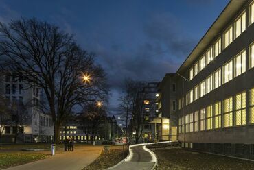 A Zentral- und Hochschulbibliothek rehabilitációja, Lunzern, Svájc, Tervezők: Thomas Lussi és Remo Halter Casagrande, 2017-2020., Fotó: Leonardo Finotti, A Lussi + Halter AG hozzájárulásával