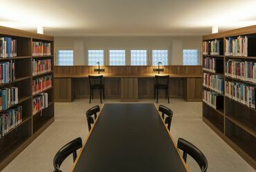 A Zentral- und Hochschulbibliothek rehabilitációja, Lunzern, Svájc, Tervezők: Thomas Lussi és Remo Halter Casagrande, 2017-2020., Fotó: Leonardo Finotti, A Lussi + Halter AG hozzájárulásával