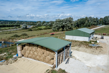 Kuti agrárgazdaság nyitott szalmatárolókkal és magtárral, 400-800 m2, Forrás: Swedsteel  