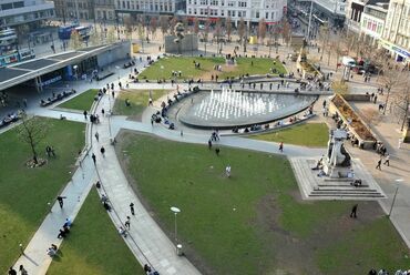 Lebontják Tadao Ando manchesteri betonfalát – Piccadilly Gardens tér, balra pavilonépület és fal – fotó: Manchester Evening News