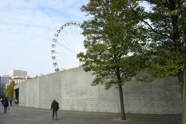 Lebontják Tadao Ando manchesteri betonfalát – pavilonépület – fotó: Archinet