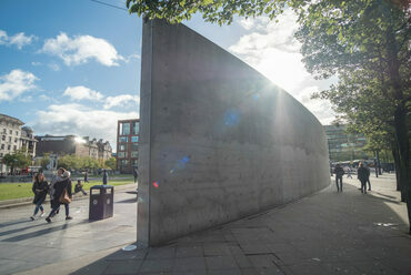 Lebontják Tadao Ando manchesteri betonfalát – pavilonépület – fotó: Architects