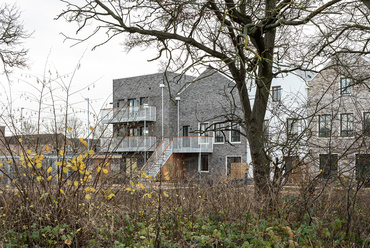 Mole Architects: Marmalade Lane, közösségi lakótelep Cambridge-ben – sorházak és az egyik háromszintes apartmanház – fotó © David Butler