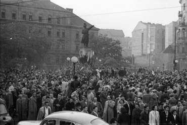 Bem József tér, tüntetés 1956. október 23-án a Bem szobornál. Háttérben az egykori Radetzky laktanya. 1956. Forrás: Fortepan, Faragó György