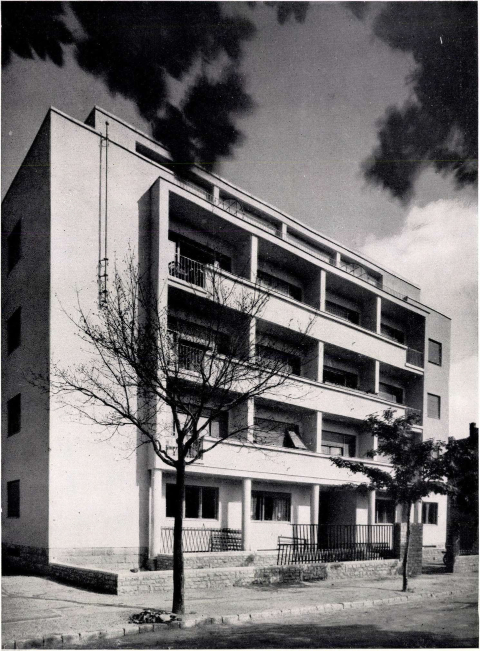 Budapest, Bocskai út 48., 1942-ben, tervező: Lauber László és Nyiri István (Magyar Építőművészet, 1942/9., 191. o.)