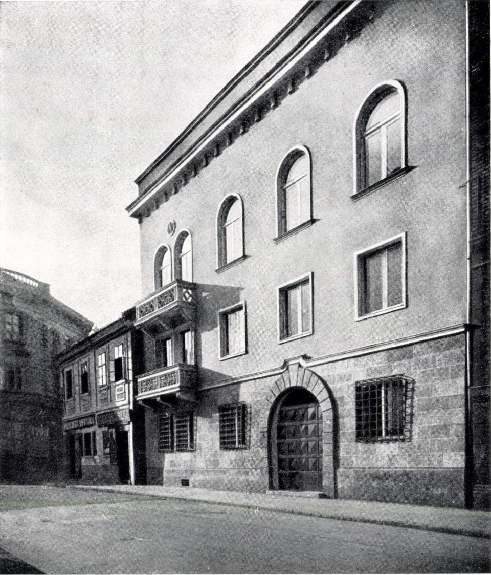 Budapest, Iskola utca 2-4., 1936-ban, tervező: Lauber László és Nyiri István (Tér és Forma, 1936/12., 334. o.)