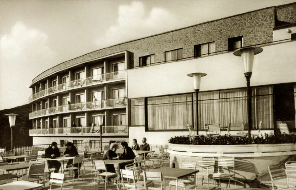 Pécs, Hotel Kikelet (SZOT-üdülő) 1965-ben, tervező: Lauber László és Nyiri István (képeslap a szerző gyűjteményéből)