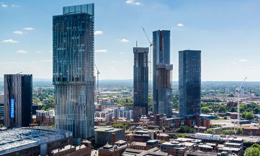 Lebontják Tadao Ando manchesteri betonfalát – Manchester felhőkarcolói – fotó: lowefoto/Alamy