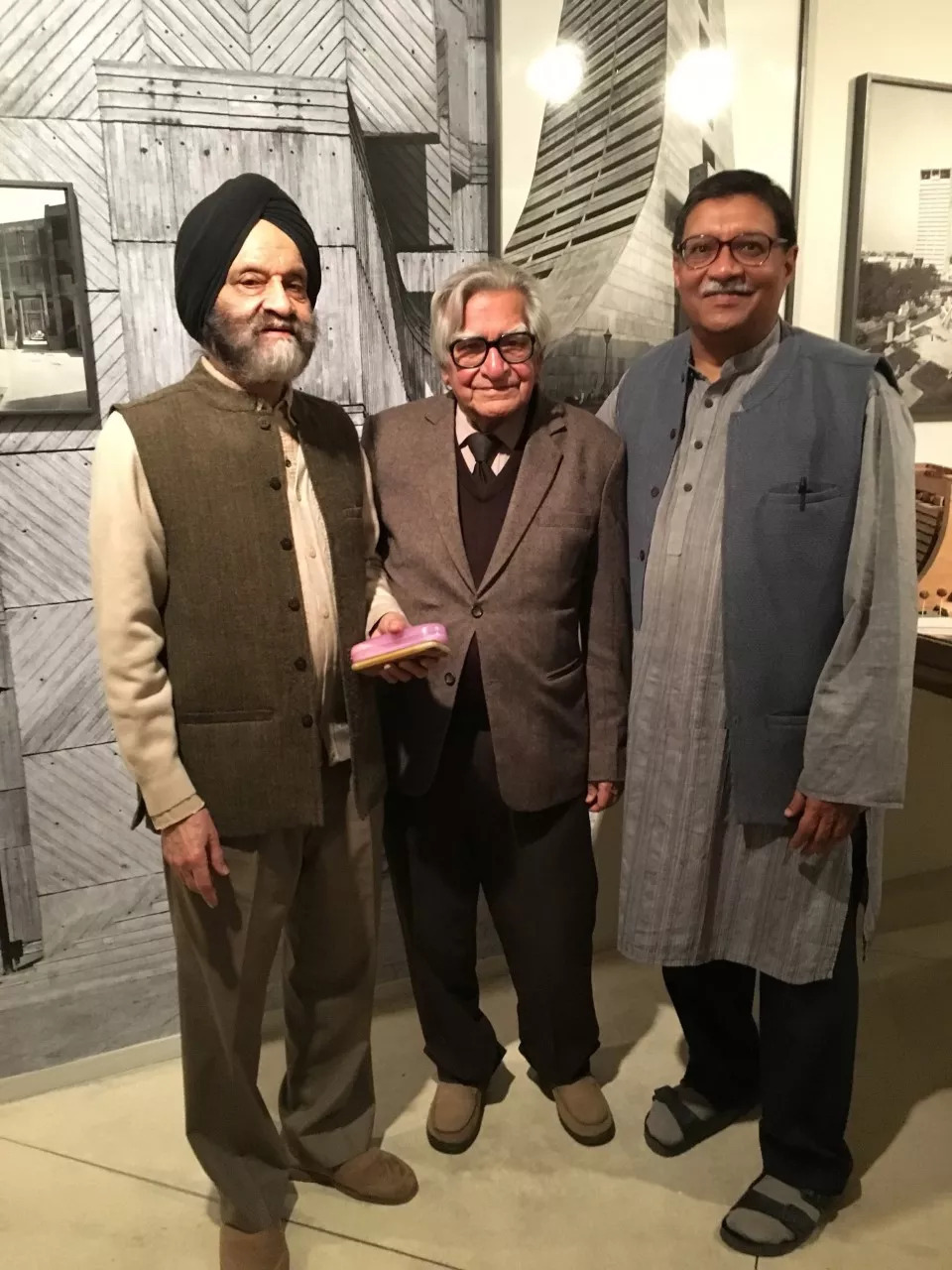 Balról jobbra: Kuldip Singh, Mahendra Raj, Ram Rahman a Kiran Nadar Művészeti Múzeum (KNMA) kiállításán (2017) – fotó: Ram Rahman