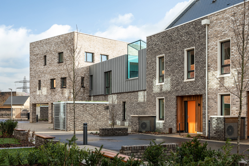 Mole Architects: Marmalade Lane, közösségi lakótelep Cambridge-ben – a Marmalade Lane egyik vége, jobbról-balra: sorházak, közösségi ház, apartmanház – fotó © David Butler
