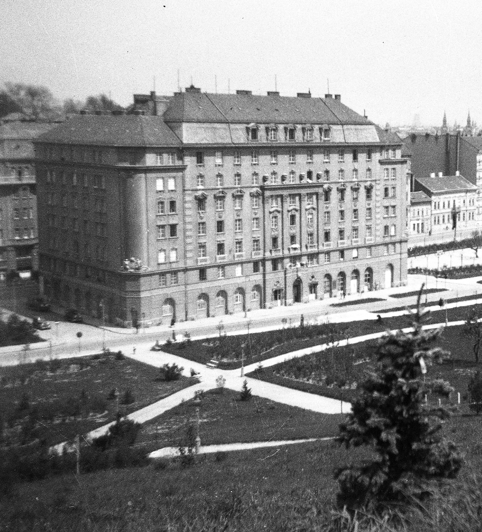 Budapest, Attila út 2-4., 1942-ben, tervező: Neuschloss Kornél és Gyenes Lajos (Fortepan/Karabélyos Péter) 