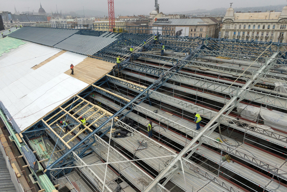 A felújítás alatt álló Nyugati pályaudvar felállványozott csarnoka 2020. november 19-én – fotó: Máthé Zoltán / MTI