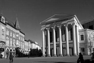 Szabadka. A Korzó a Városháza felől nézve a felújítás (teljes rekonstrukció) alatt lévő színházzal (1853), a felvétel 2016-ban készült – a munkálatokat még ma sem fejezték be, Fotó: Lovra Éva