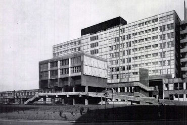 A Kazincbarcikai Kórház épülete, Tervező: KÖZTI, Jánossy György, 1957-69., Forrás: Magyar Építúművészet 1970.