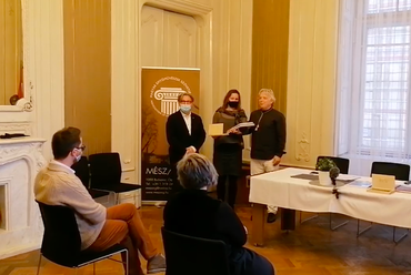 Dénes Eszter átveszi a díjat, Forrás: MÉSZ - Ezüst Ácsceruza Díj átadás közvetítése