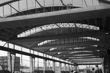 A Székesfehérvári Könnyűfémmű üzemi csarnoka építés közben, 1959. október 20. Készülnek a héjszerkezetek az önhordó, rácsos vasszerkezetű zsaluzóelemek segítségével. Fotó: Balassa Ferenc – MTI / MTVA Sajtó- és Fotóarchívum; MTI-FOTO-811398