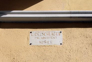 Oelschläger Lajos névtáblája egy általa tervezett kassai házon. Fotó: Kovács Dániel