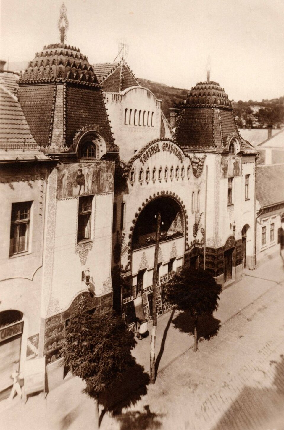 Déva, Városi Színház 1931-ben, tervező: Komor Marcell és Jakab Dezső, kivitelező: Kotsis Lajos (képeslap) 