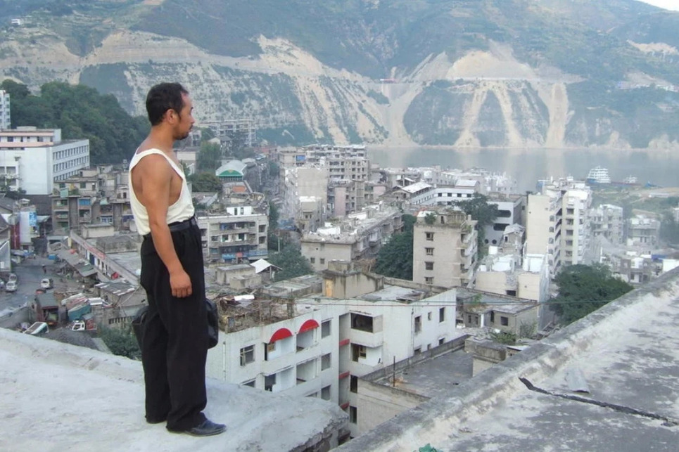 Jia Zhangke: Still Life (2006) – Xstream Pictures – Fengjie Jangce menti városának látképe. (Han Sanming)