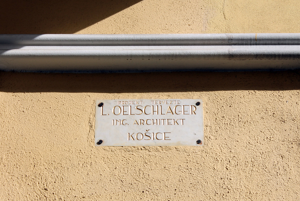 Oelschläger Lajos névtáblája egy általa tervezett kassai házon. Fotó: Kovács Dániel