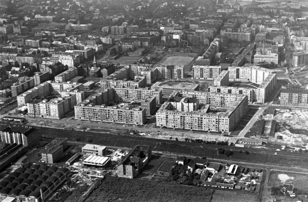 Légifotó Lágymányosról. A kép közepén a BEAC sporttelep, a későbbi Skála áruház helye, balra a Fehérvári út. 1963., Forrás: Fortepan, Adományozó: MHSZ