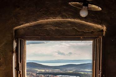 Szintén a Pécselyi-medence fölött, lenyűgöző panorámával, ez a présház már a felújítás első állomásához érkezett. 