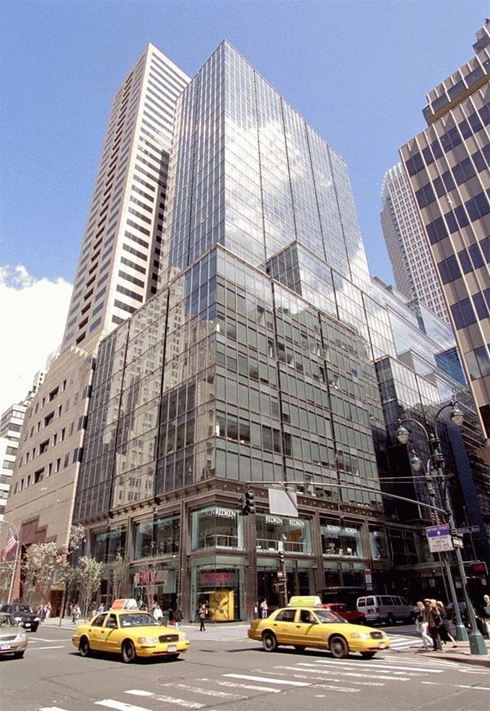 New York, 565 Fifth Avenue, tervező: Fazakas György és munkatársai (Emery Roth & Sons) (Wikipedia)
