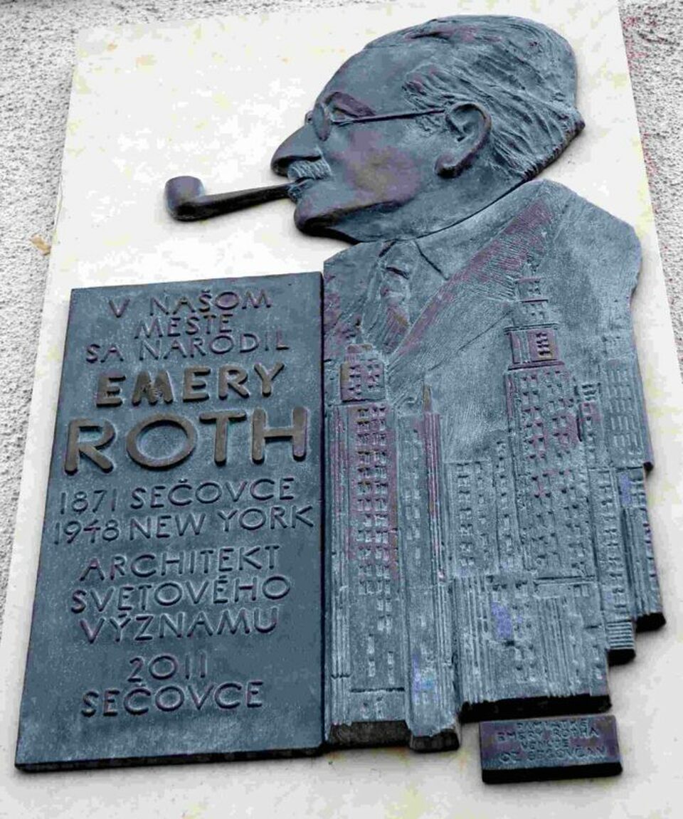Róth Imre emléktáblája szülőhelyén a szlovákiai Secovce-ben (Gálszécsen), a Városháza falán (Wikipedia)