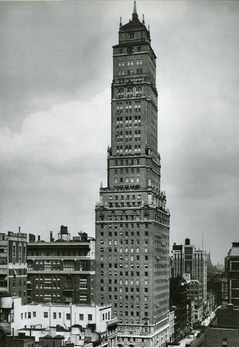 New York, Ritz Hotel Tower 1930 körül, tervező: Emery Roth (Wikipedia)