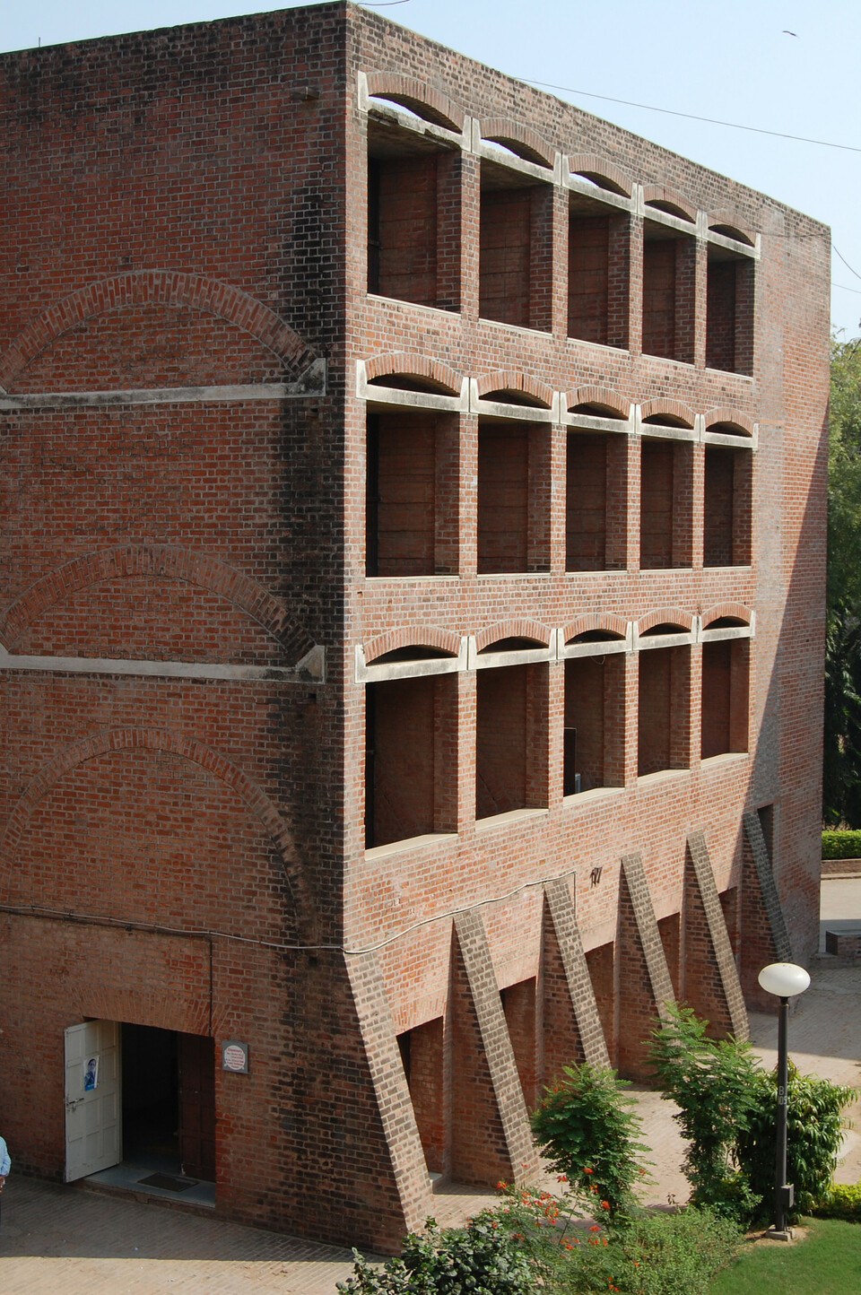 Indian Institute of Management - Ahmedabad. Építész: Louis Kahn. Fotó: Wikimedia Commons