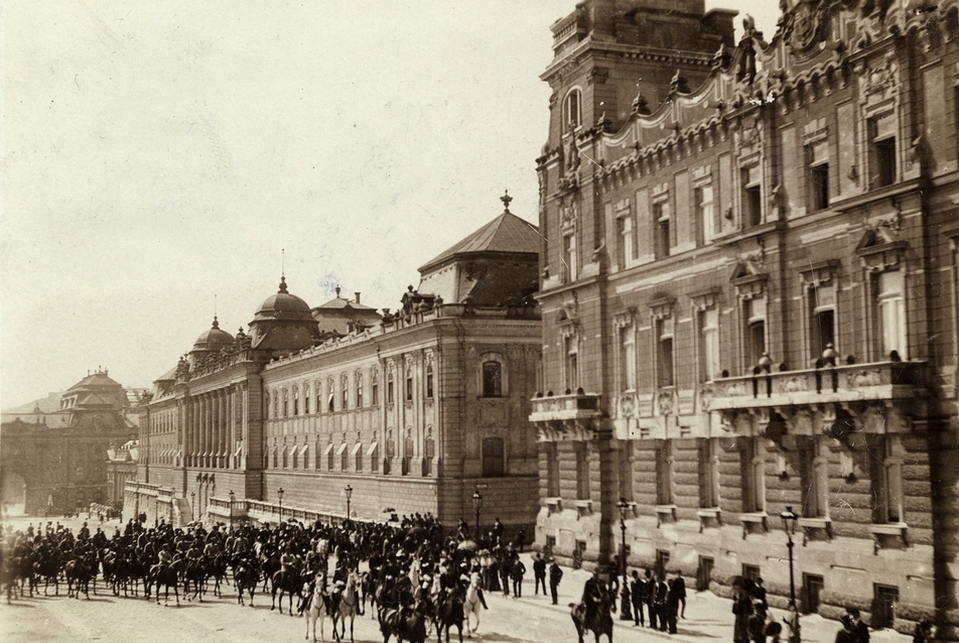 A Szent György tér nyugati oldala 1905 körül. A jobboldali főhercegi palota újjáépítésének előkészítése megindult; a baloldali tömb, az egykori királyi istálló felépítéséről nincs szó. Fotó forrása: Fortepan, Adományozó:Széman György