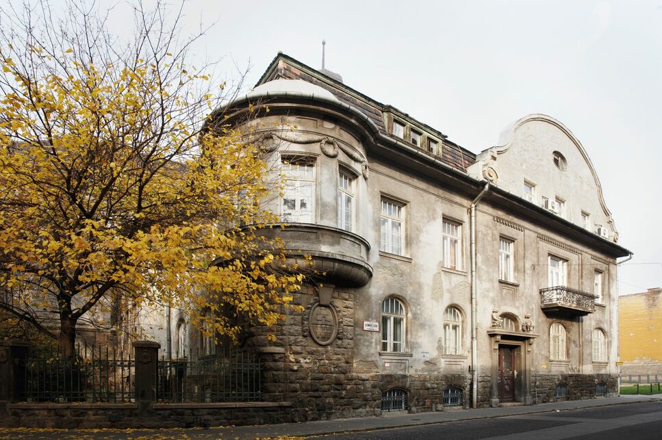 1911–1912, Mester utcai Felsőkereskedelmi Iskola (ma Szent István Közgazdasági Szakgimnázium és Kollégium), Budapest IX., Mester u. 56–58., Kapolka Gábor felvétele, 2014.