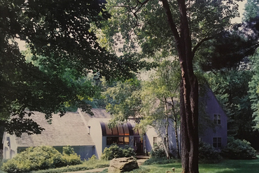 Családi ház, New Canaan, CT, 1975 (Timon 1996, 48–49.). A ház központi tere a két szint magas, nagy üvegfelületekkel megnyitott, kandallóval ellátott nappali. Az üvegház-szerű konyhabővítés 1982-ben készült. 