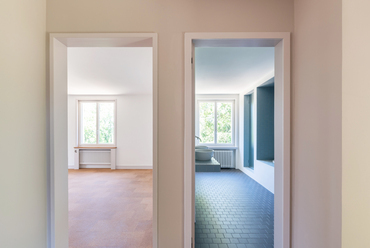 Forch, Családi ház. Építész: Mentha Walther Architekten. © Beat Bühler Fotografie - Főépület: hálószoba és fürdőszoba