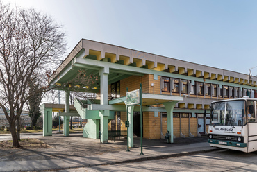 Az autóbusz-pályaudvar épülete 1979-80-ban épült.