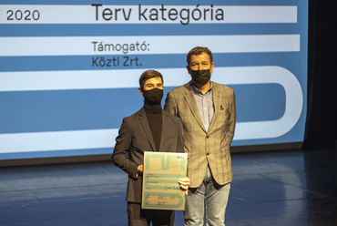 A legjobb tervért járó díjat Szántó Hunor Albert vehette át Tima Zoltántól, a KÖZTI vezető tervezőjétől.