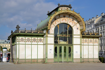 Otto Wagner bécsi Karlsplatz metrófeljárója. – Fotó: Wikipedia Commons
