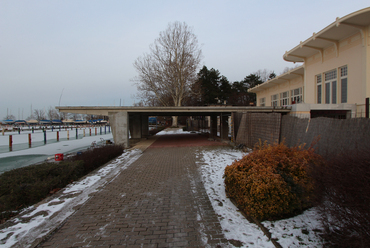 Balatonföldvár, az egykori yacht club és kaszinó (tervező: ifj. Ray Rezső és Zielinszky Szilárd), valamint a későbbi Hajtóműgyár üdülő bővítése (tervező: Callmeyer Ferenc) / fotó: Wettstein Domonkos, 2021. január