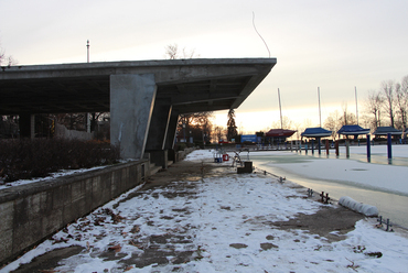 Balatonföldvár, az egykori yacht club és kaszinó (tervező: ifj. Ray Rezső és Zielinszky Szilárd), valamint a későbbi Hajtóműgyár üdülő bővítése (tervező: Callmeyer Ferenc) / fotó: Wettstein Domonkos, 2021. január