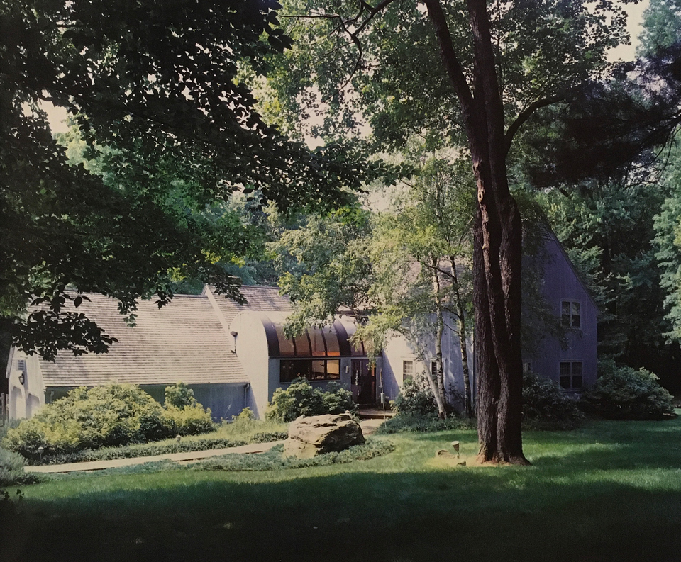Családi ház, New Canaan, CT, 1975 (Timon 1996, 48–49.). A ház központi tere a két szint magas, nagy üvegfelületekkel megnyitott, kandallóval ellátott nappali. Az üvegház-szerű konyhabővítés 1982-ben készült. 