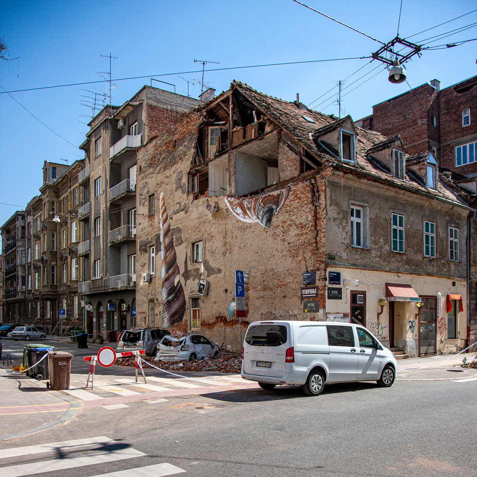 Súlyos károkat szenvedett ház a Đorđić utcában. (Fotó: Paolo Mofardin, Művészettörténeti Kutatóintézet, Zágráb)