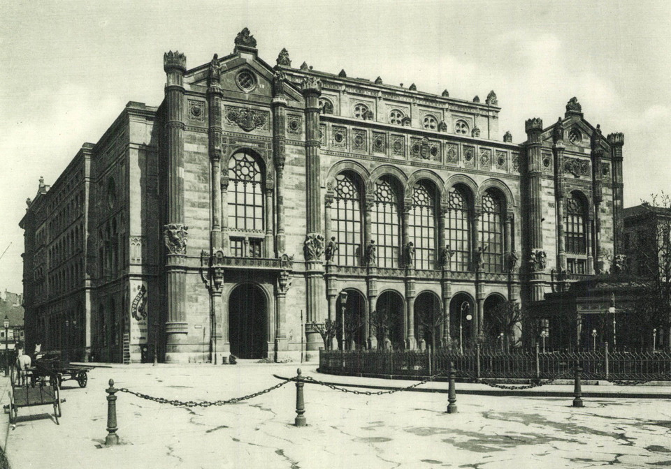 Budapest, Vigadó, főhomlokzat és a nagyterem részlete 1925 körül, tervező: Feszl Frigyes (Magyar Művészet, 1925/1., 396. és 407. o.)