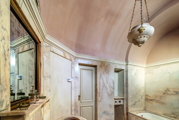 A kastély egyik legkülönlegesebb helyisége az eredeti állapotban fennmaradt, 1915-ben kialakított fürdőszoba, amelyből mindjárt kettő is található a felső szinten.