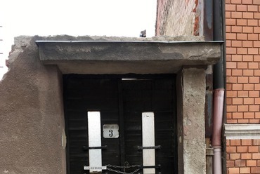 Bőhm Viktor épületeinek egyik jellegzetes, felismerhető jegye a bejárati ajtó és a rács (ennek hasonló variációit megtalálhatjuk a miskolci épületein). Forrás: Lovra Éva felvétele