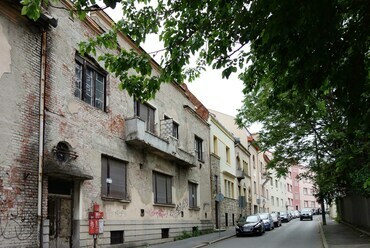 Csengey utca integritása: az 5-ös számú modernista házat Böhm Viktor, a 11-es, neobarokk megjelenésűt Feldmann Mór tervezte; a Csengey utca 9., 15. és 4. (?). a Bloch és Stimm tervezőpáros munkája. Forrás: Lovra Éva felvétele